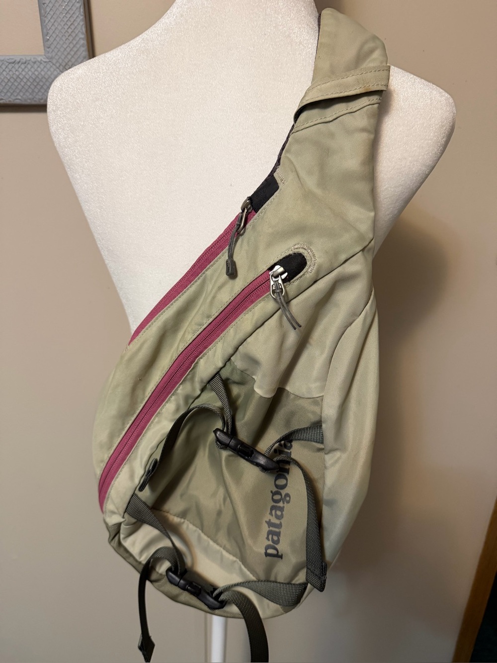 Patagonia Vintage 2013 Atom Sling Bag 8L - Sage Green / Pink (SP13)